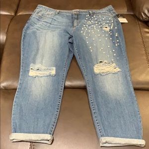 Denim distressed crop jeans. Pearl embellishment.